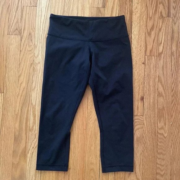 Lululemon sz 4 black crops in excellent pre owned condition - Picture 1 of 4
